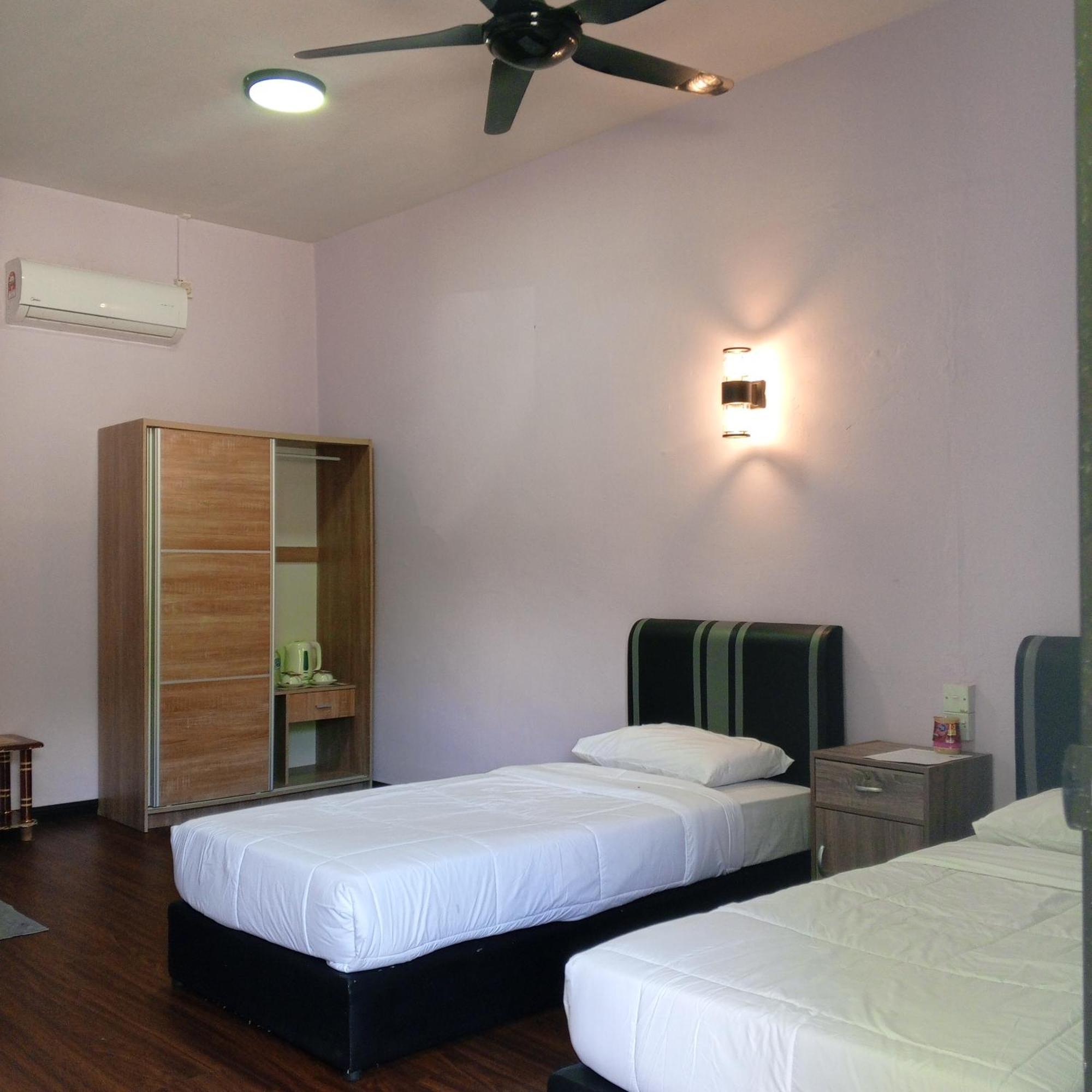 Bed & Breakfast Tomanggong View *